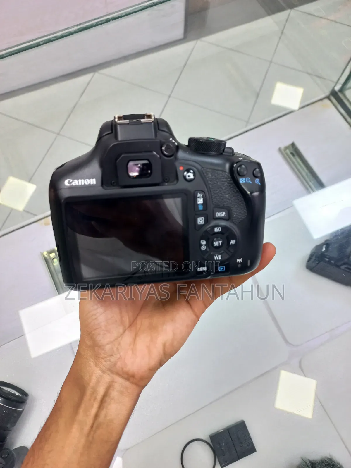 Canon T6 1300d