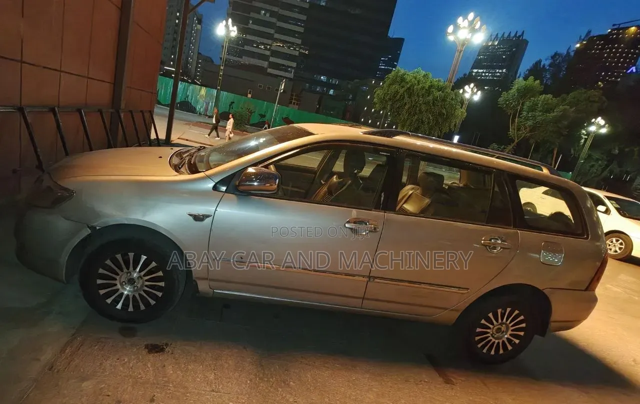 ይከራያል ኮሮላ Family (Suv)