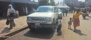 Toyota Hilux 2002 White