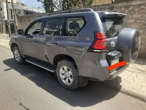 Toyota Land Cruiser Prado 2017 Gray