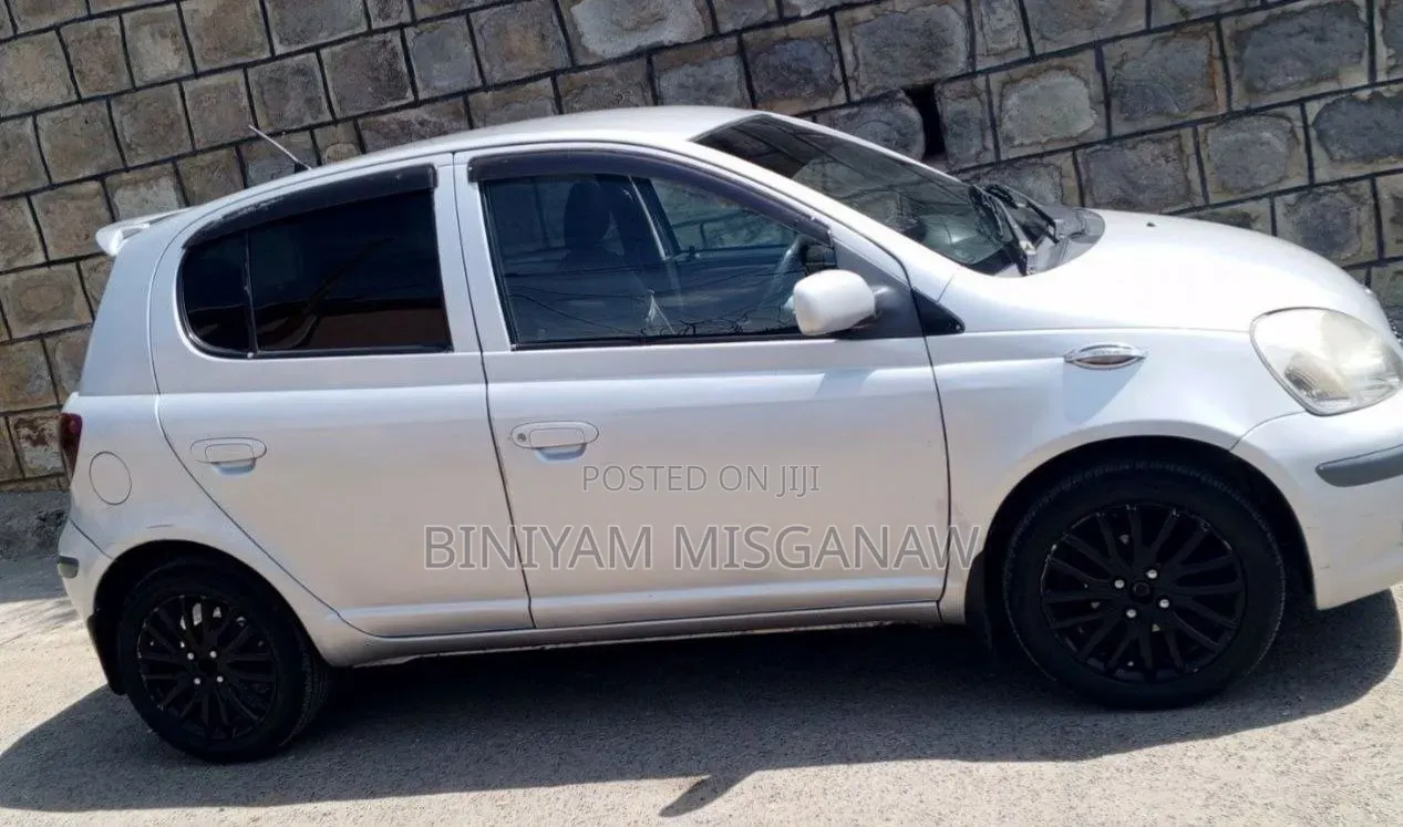 Toyota Vitz 2004 Silver