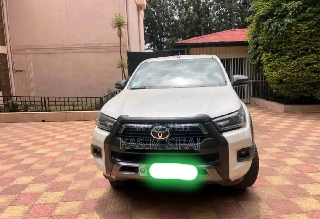 Toyota Hilux 2021 White
