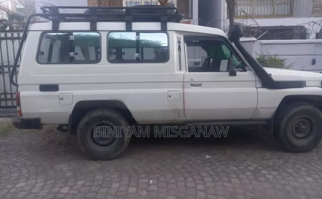 Toyota Land Cruiser 90 1997 White