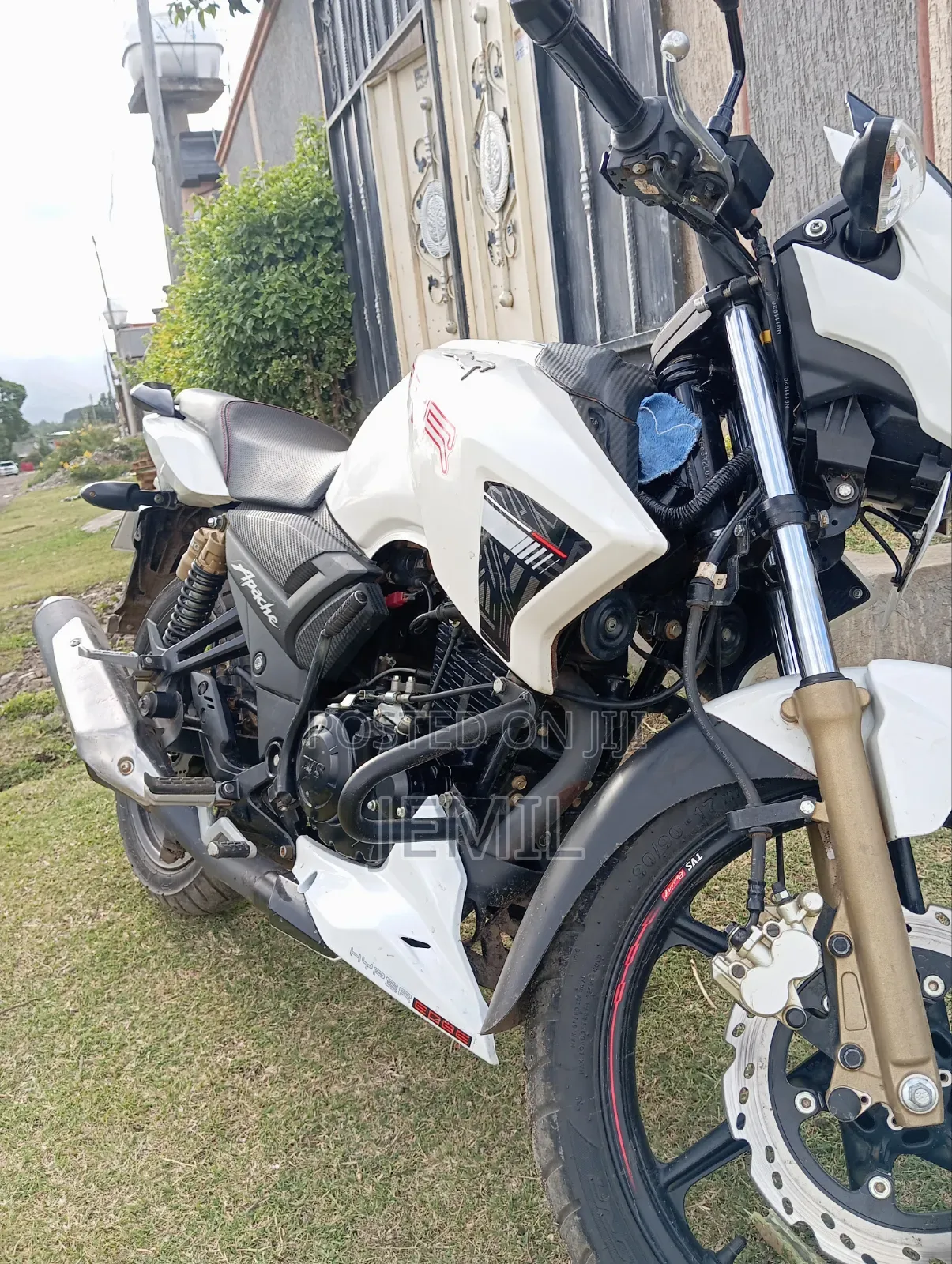 TVS Apache 180 RTR 2024 White