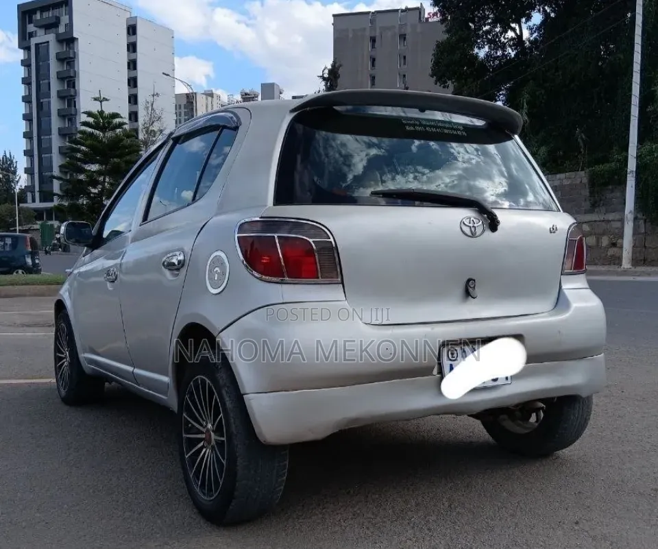 Toyota Vitz 2001 Silver
