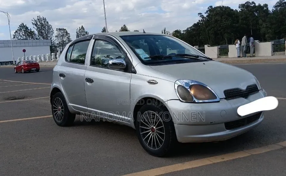 Toyota Vitz 2001 Silver