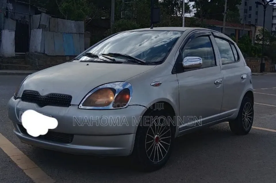 Toyota Vitz 2001 Silver