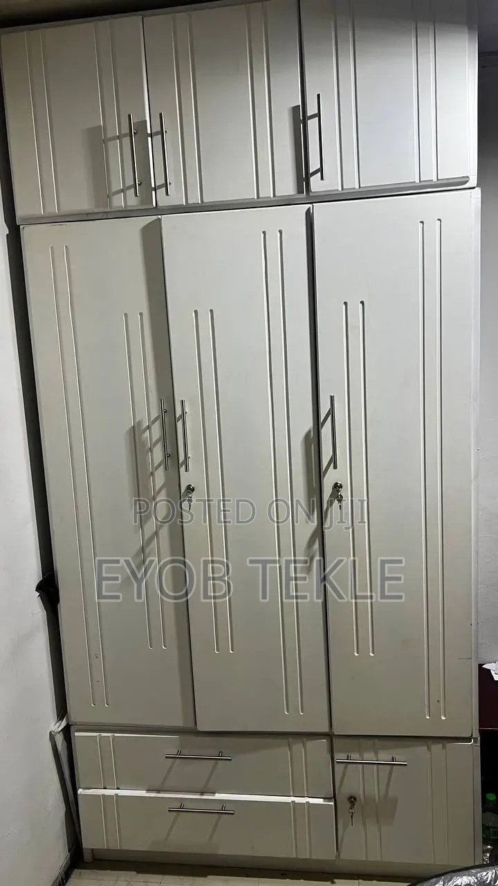Closet ቁምሳጥን