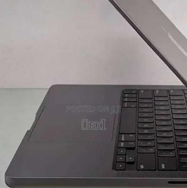 New Laptop Apple MacBook Pro 2020 M1 16GB Apple M1 Pro SSD 512GB