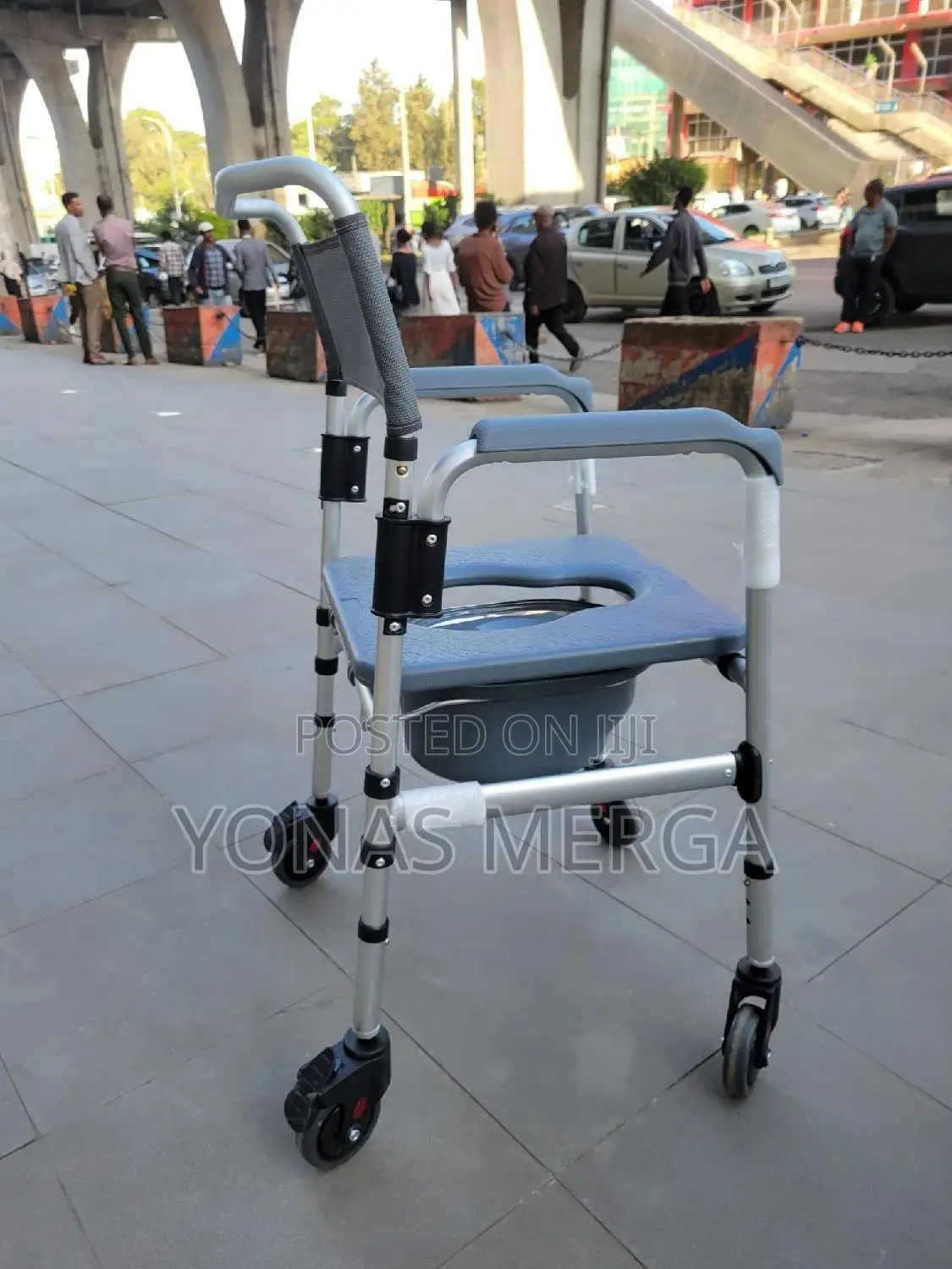 Beside Commode Chair杏皿the Adult Potty Chair Legs。4wheel