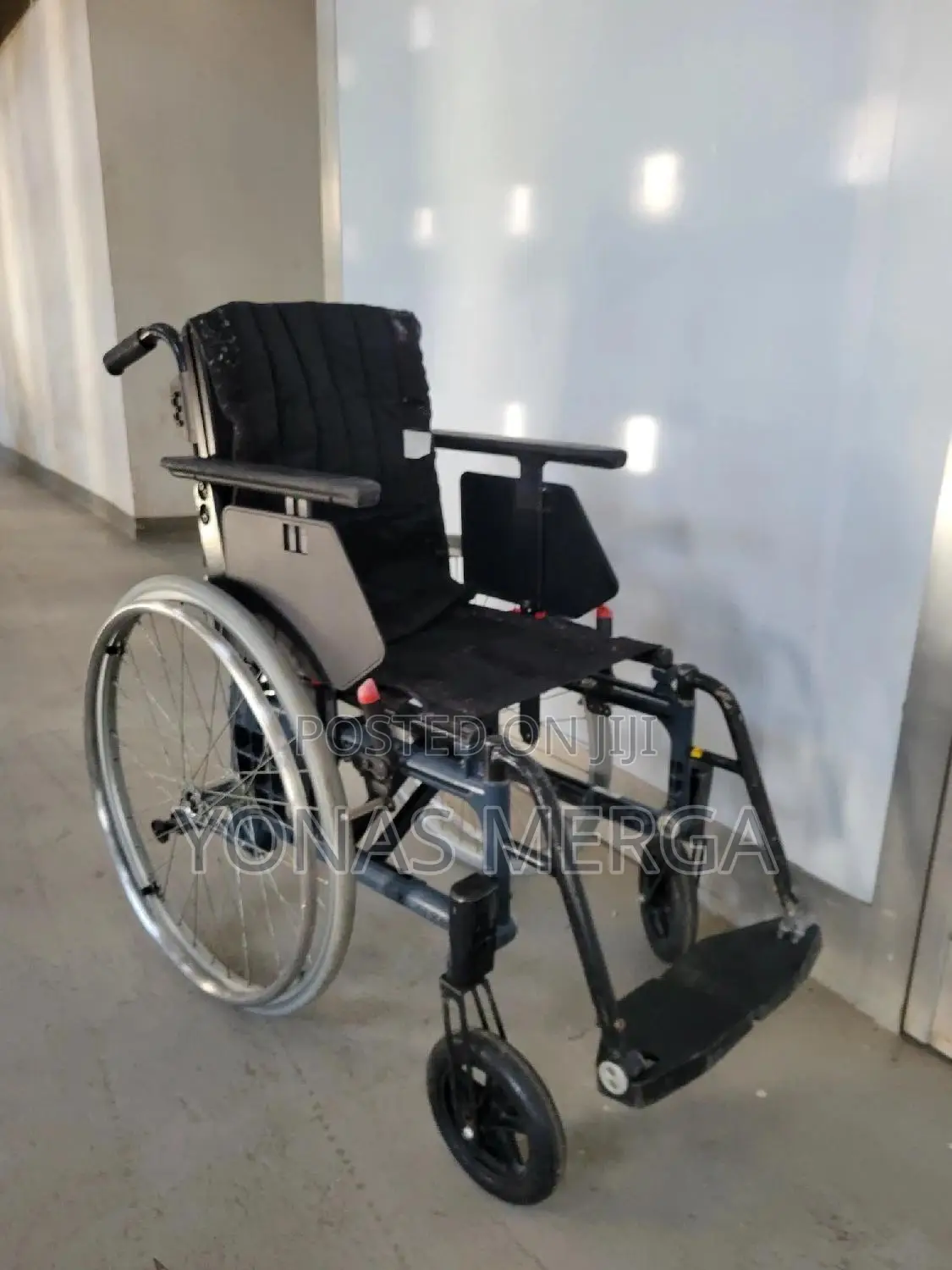 Normal Wheelchair出蚤compact, Safe and User-Friendly