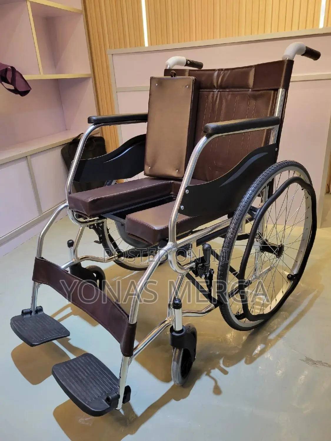 Commodo Wheelchair凸卝with Both Mobility and Toileting Functions