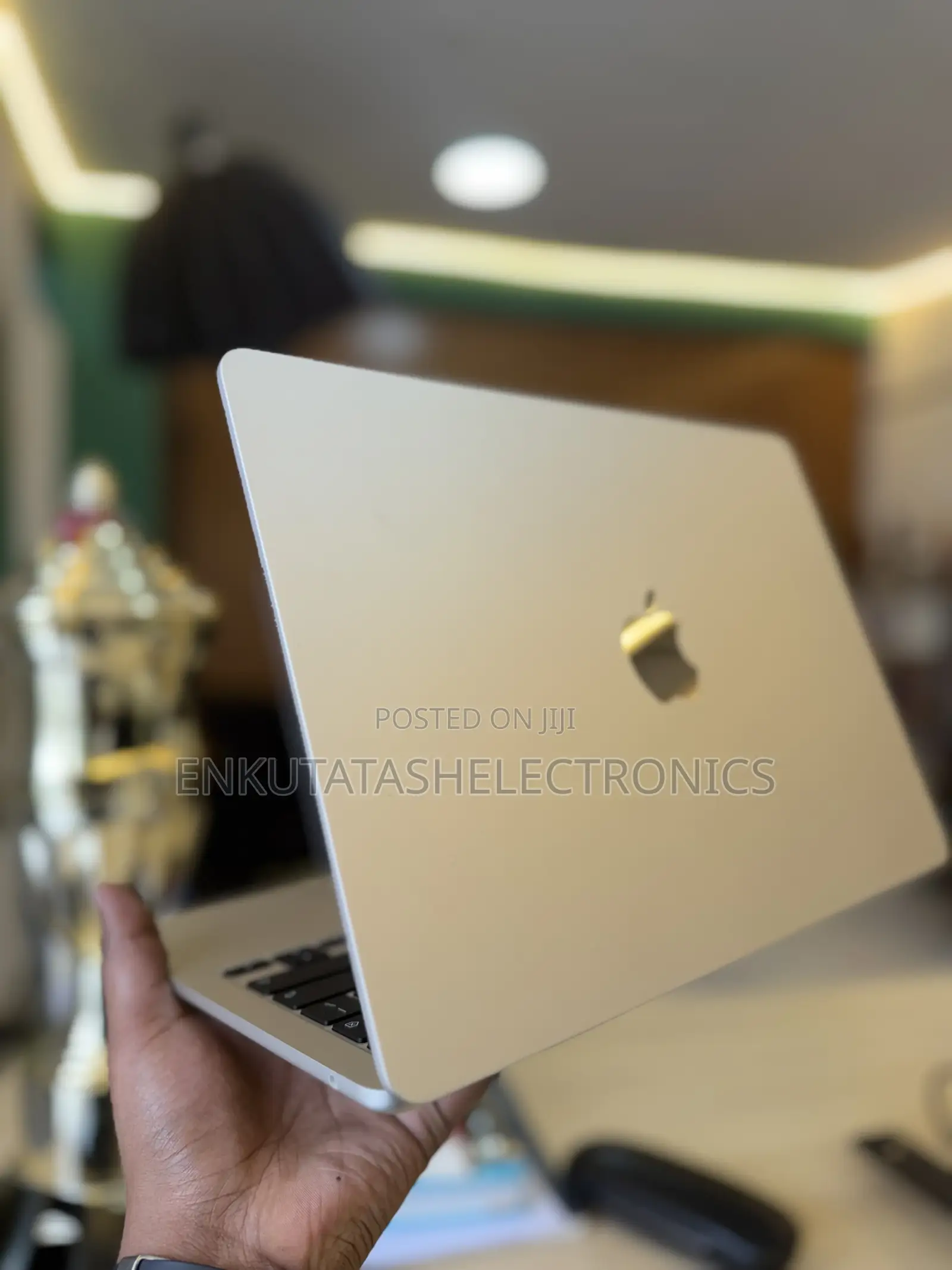 New Laptop Apple MacBook 16GB Apple M5 SSD 512GB
