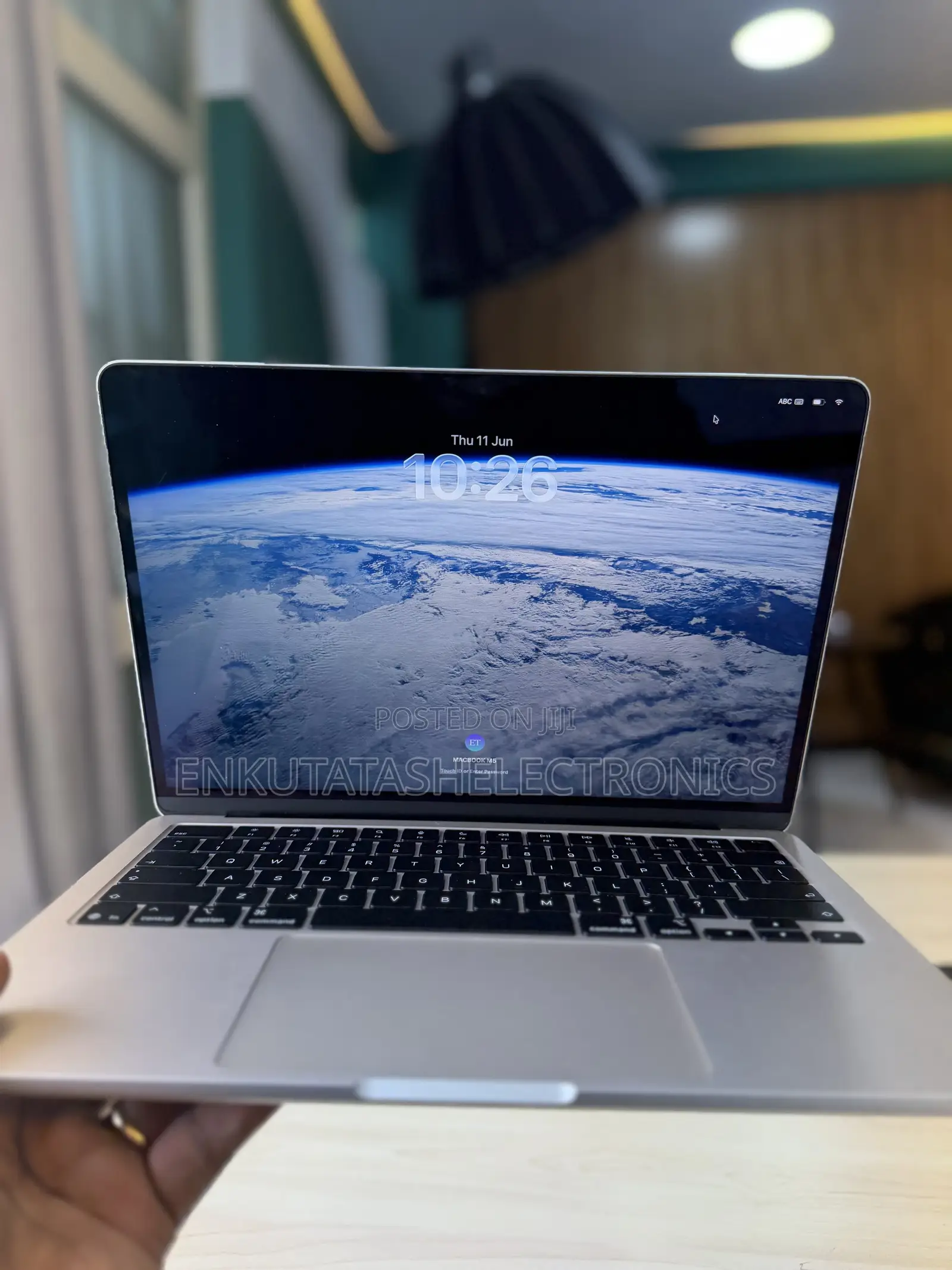 New Laptop Apple MacBook 16GB Apple M5 SSD 512GB
