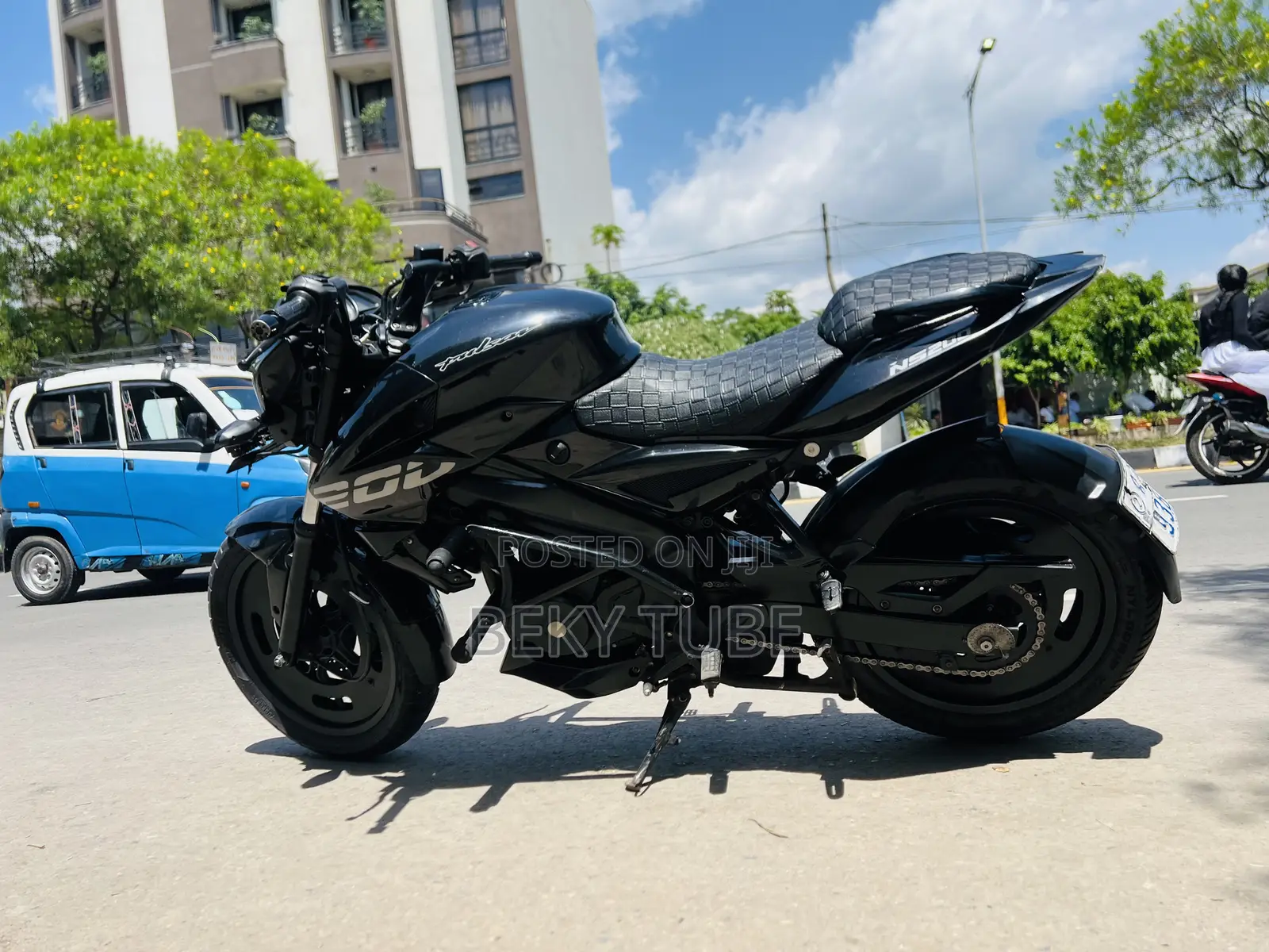 Bajaj Avenger 200 2018 Orange