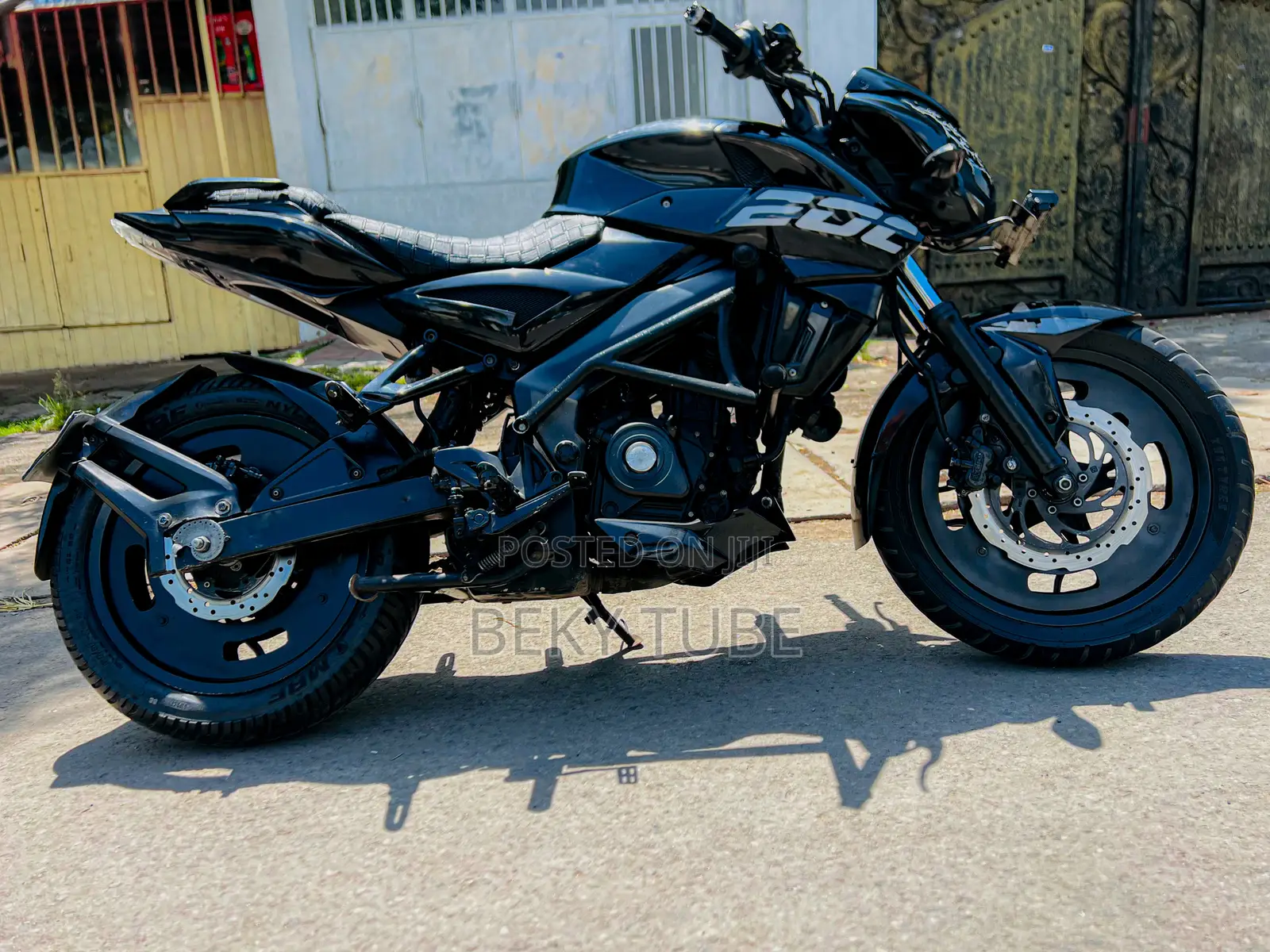 Bajaj Avenger 200 2018 Orange
