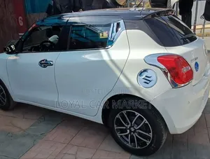 Suzuki Swift 2022 White