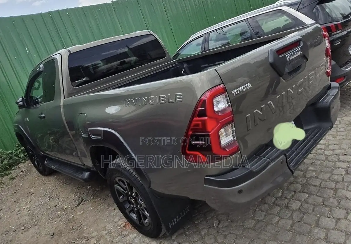 Toyota Hilux 2021 Green