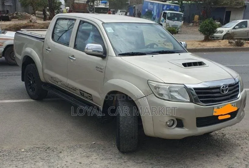 Toyota Hilux 2015 Gray
