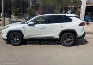 Toyota RAV4 2022 White