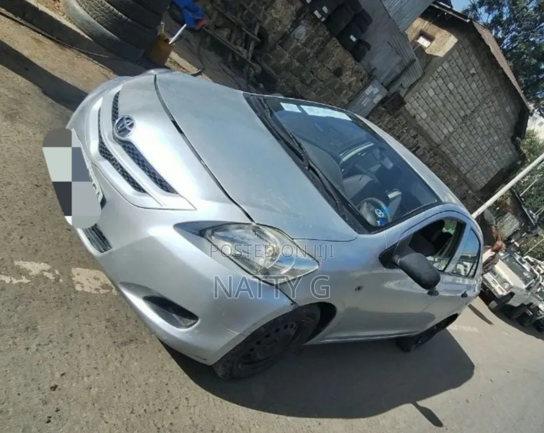 Toyota Yaris 2011 Silver