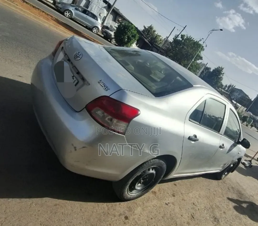 Toyota Yaris 2011 Silver