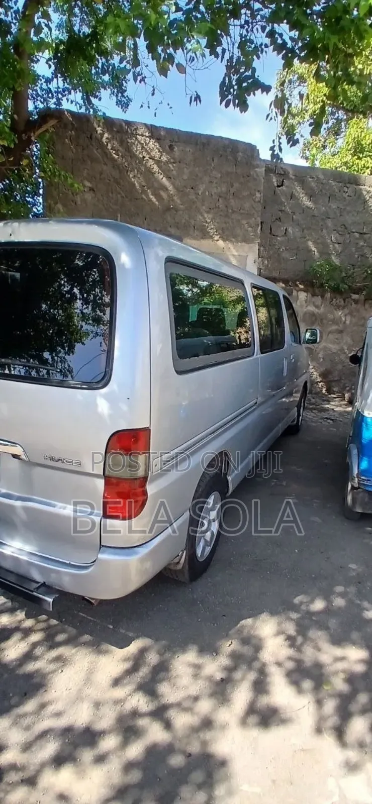 Toyota HiAce 2010 Silver