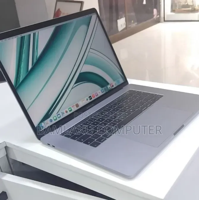 New Laptop Apple MacBook Pro 2017 16GB Intel Core i7 SSD 512GB