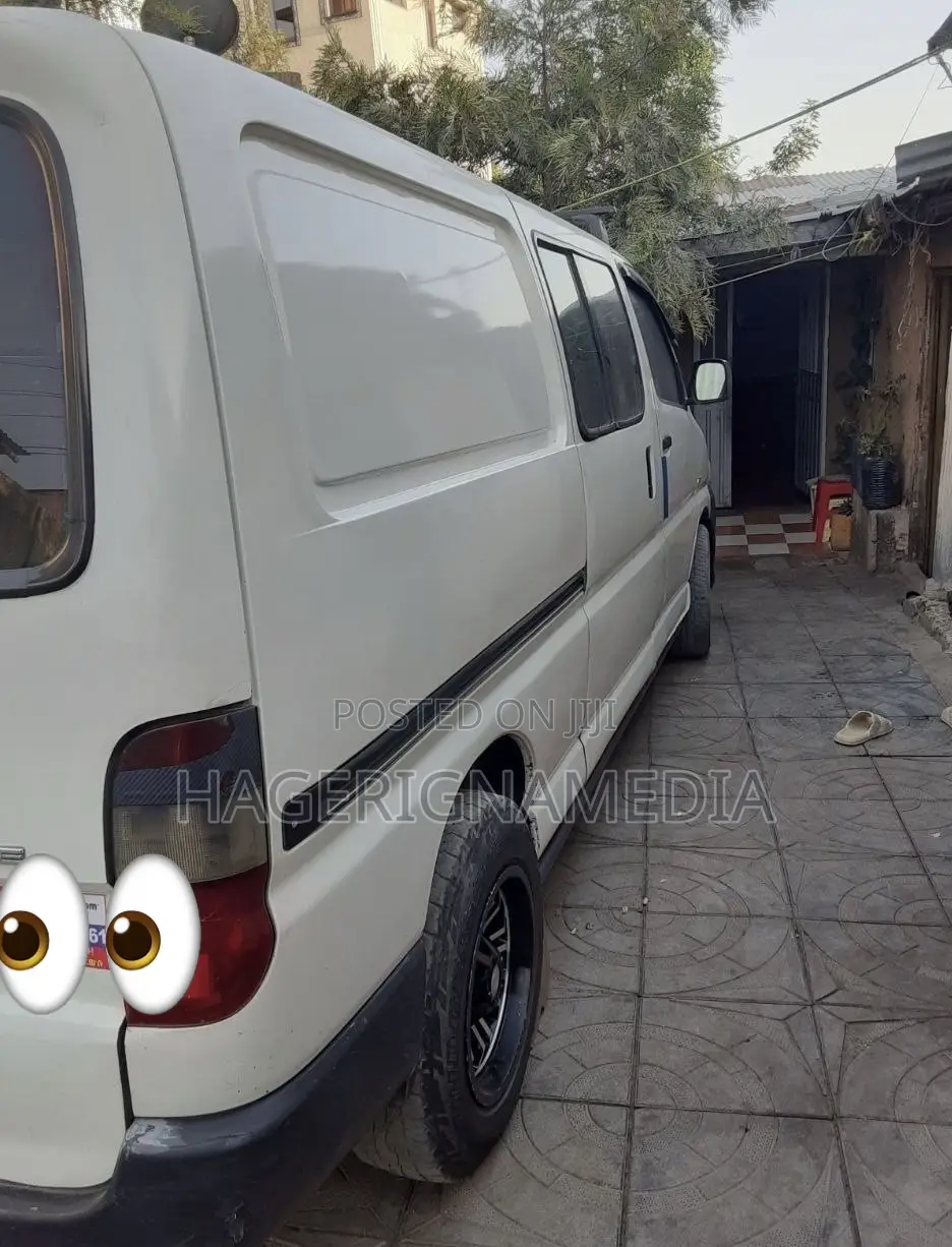 Toyota HiAce 220 2007 White