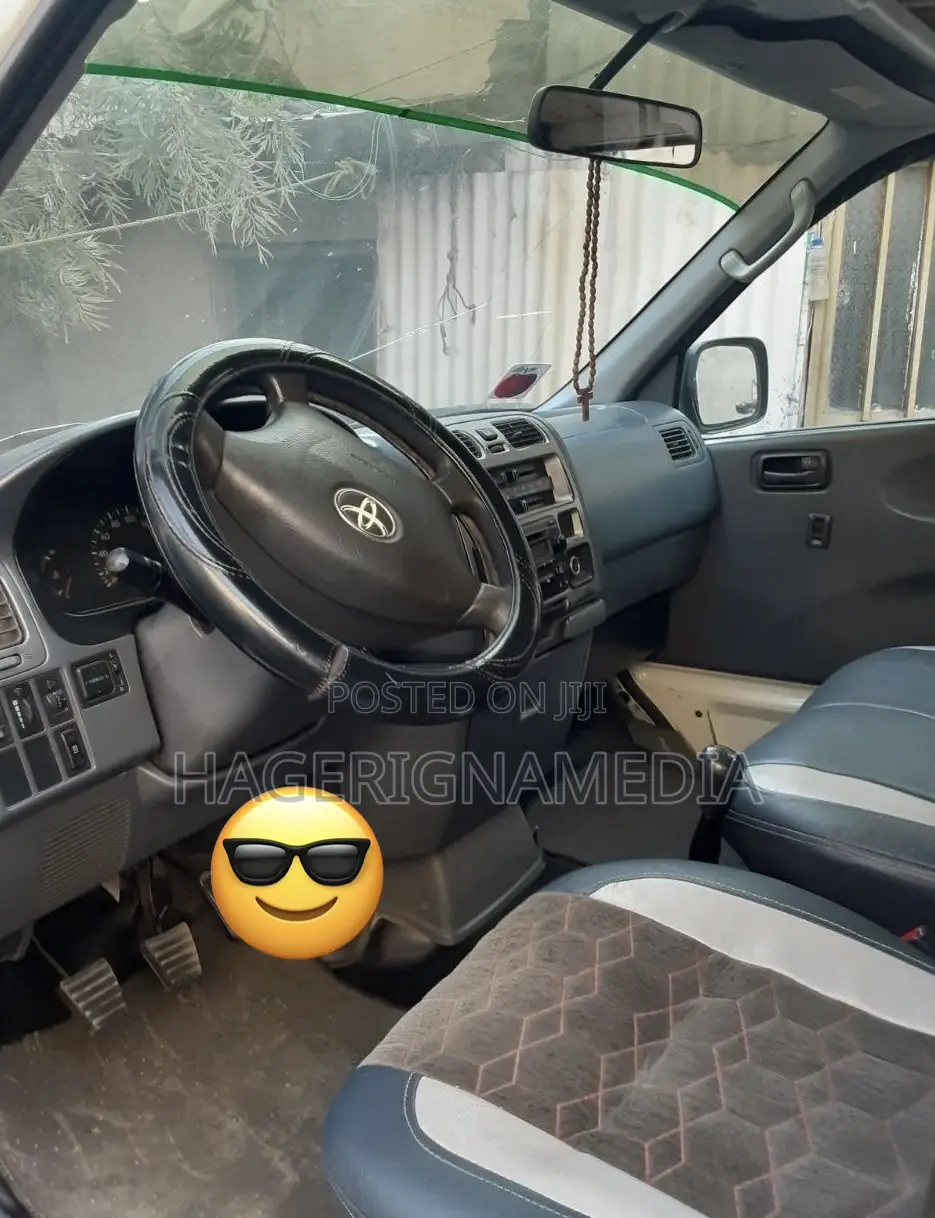 Toyota HiAce 220 2007 White