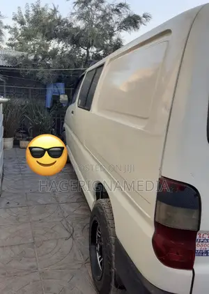 Toyota HiAce 220 2007 White