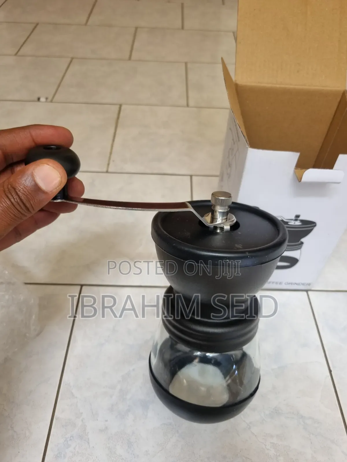 በእጅ የሚሰራ የቡና መፍጫ (Manual Coffee Grinder)