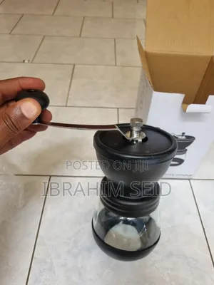 በእጅ የሚሰራ የቡና መፍጫ (Manual Coffee Grinder)
