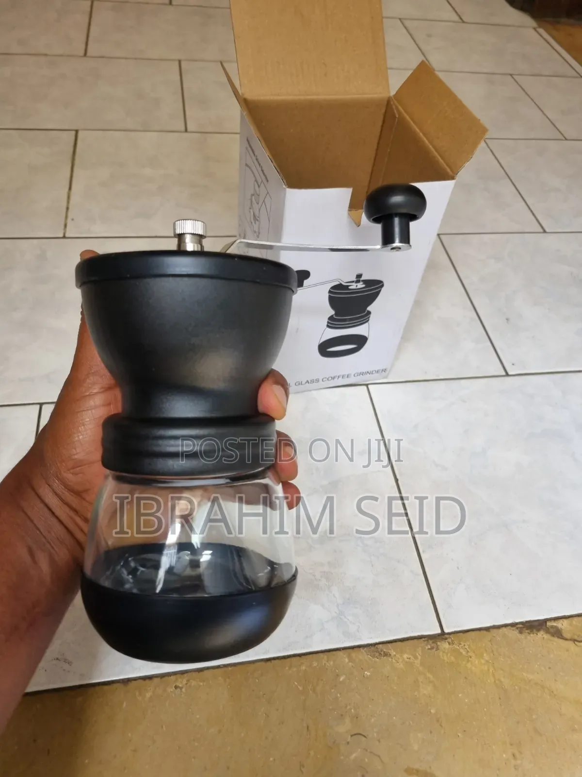 በእጅ የሚሰራ የቡና መፍጫ (Manual Coffee Grinder)