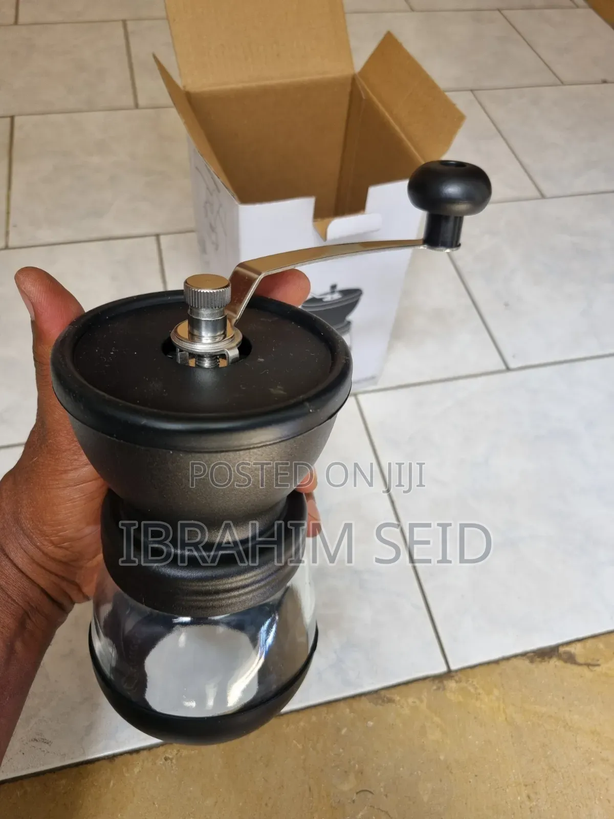 በእጅ የሚሰራ የቡና መፍጫ (Manual Coffee Grinder)