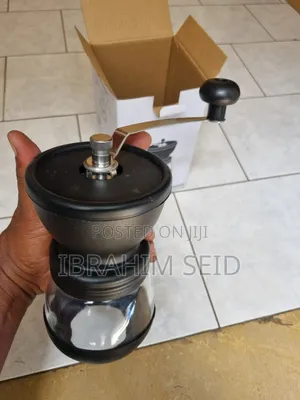 በእጅ የሚሰራ የቡና መፍጫ (Manual Coffee Grinder)