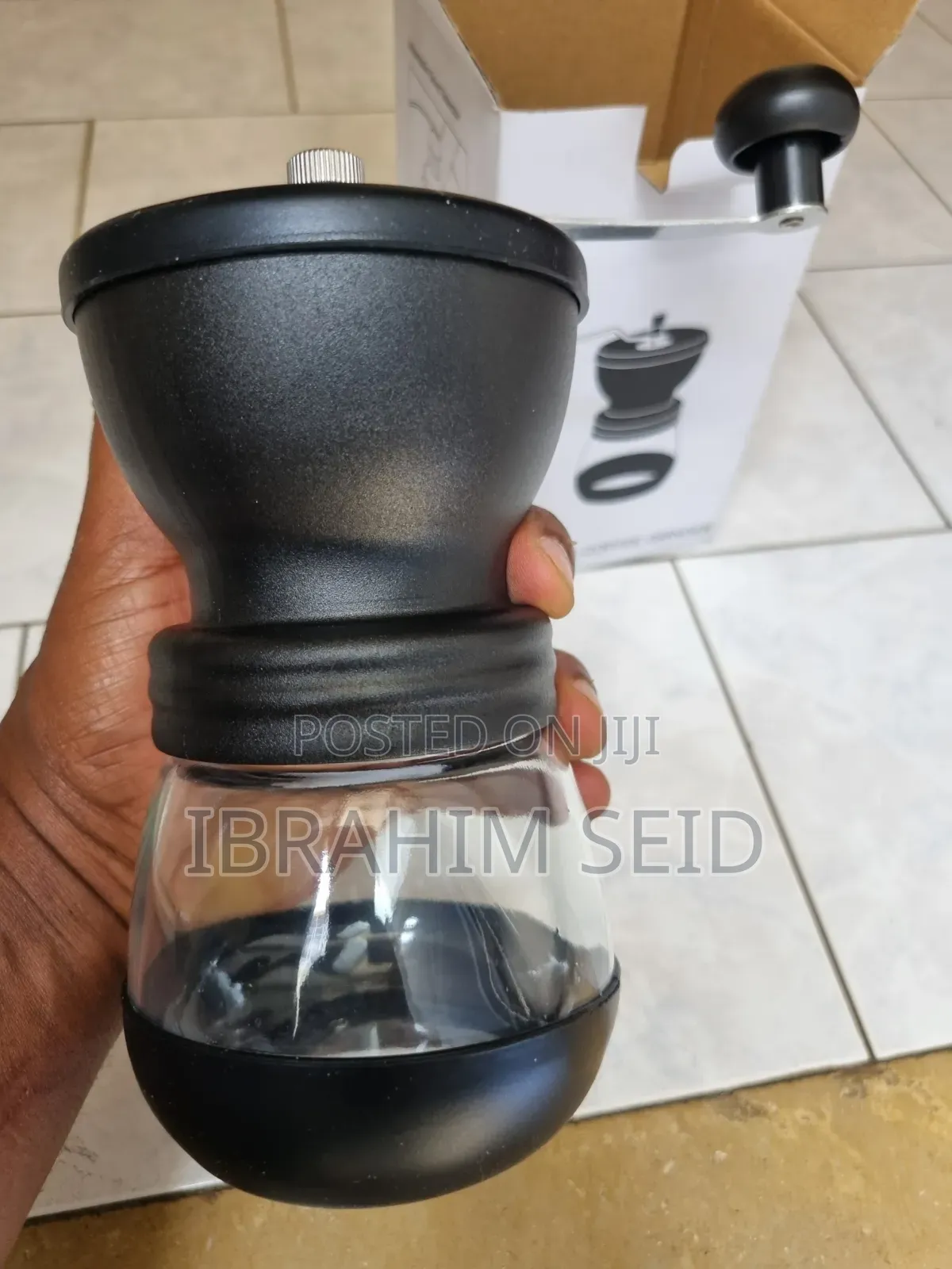 በእጅ የሚሰራ የቡና መፍጫ (Manual Coffee Grinder)