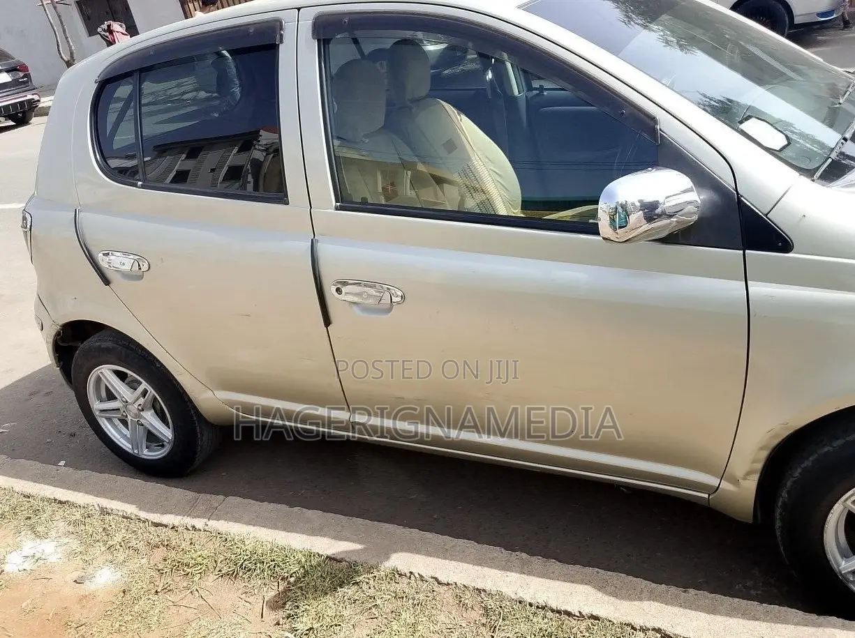 Toyota Vitz 2002 Gold