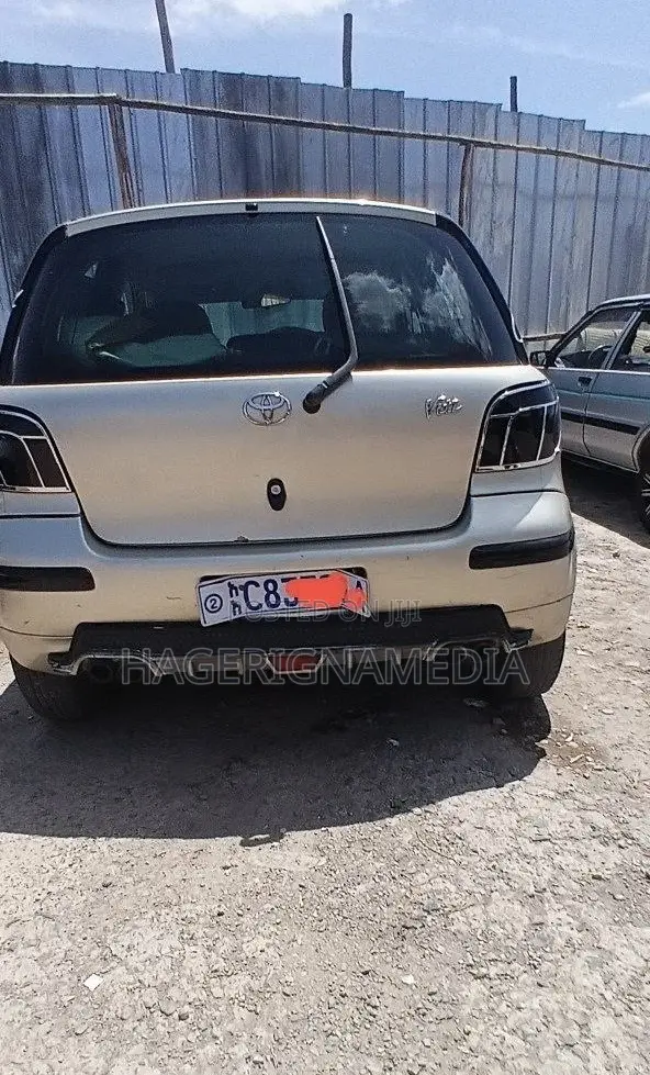 Toyota Vitz 2002 Gold