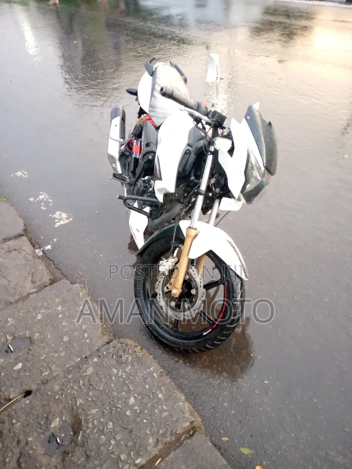 TVS Apache 180 RTR 2022 White