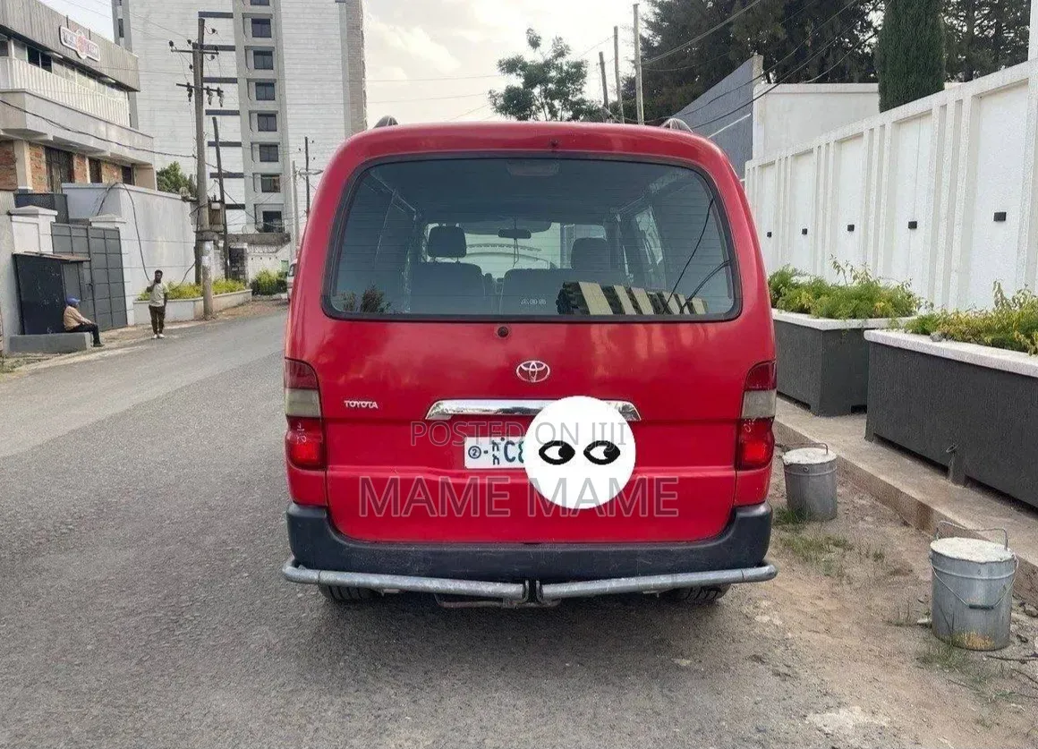 Toyota HiAce 2011 Red