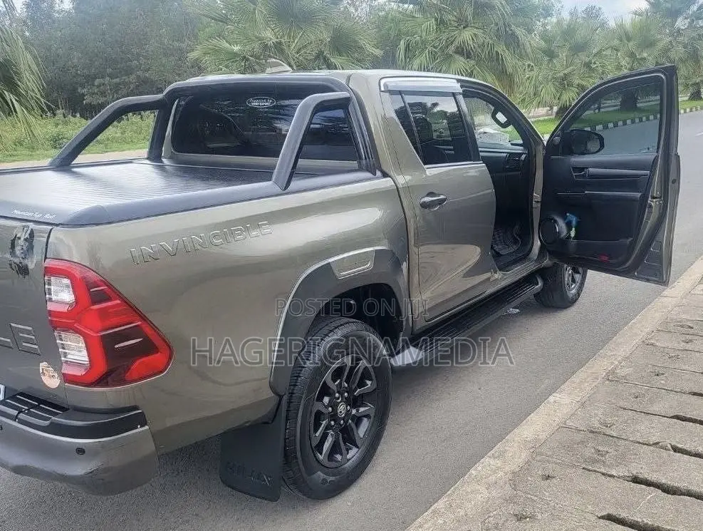 Toyota Hilux 2021 Gray