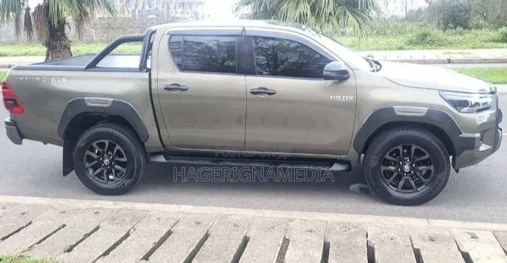 Toyota Hilux 2021 Gray