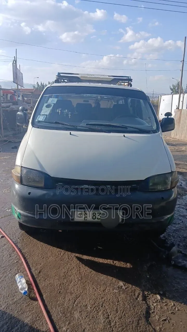 Toyota HiAce Siyaya 2004 White