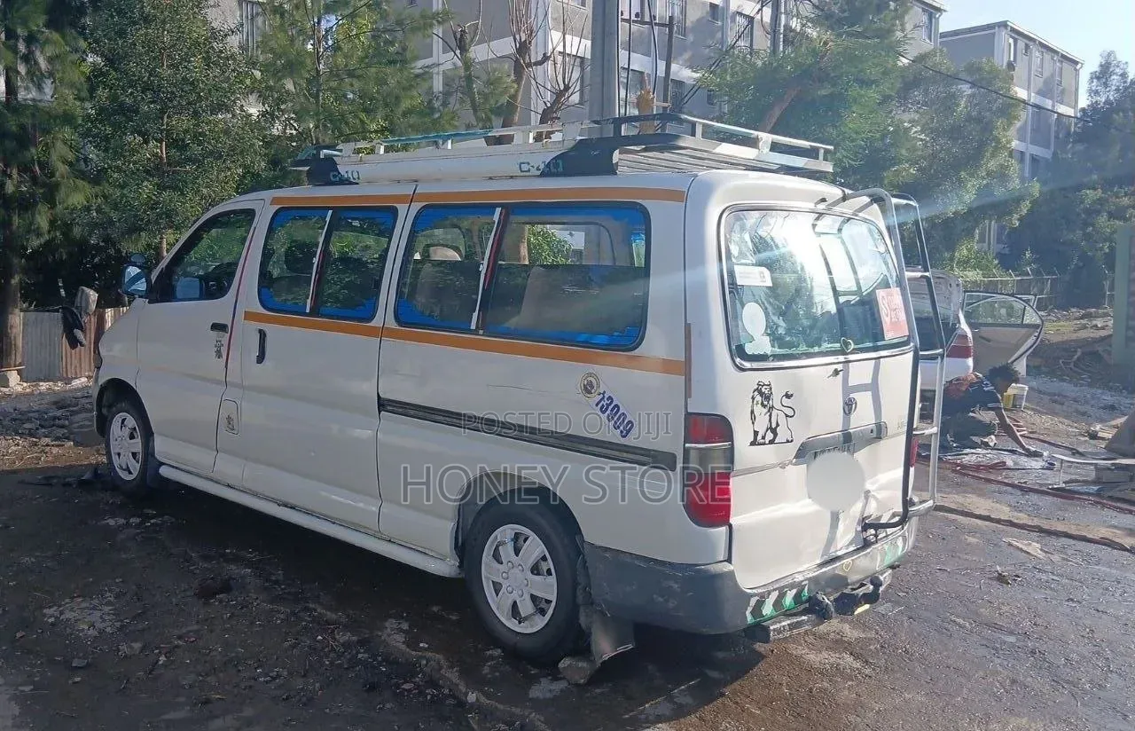 Toyota HiAce Siyaya 2004 White