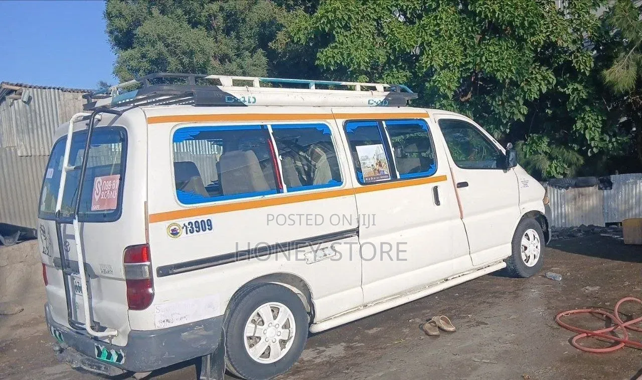 Toyota HiAce Siyaya 2004 White