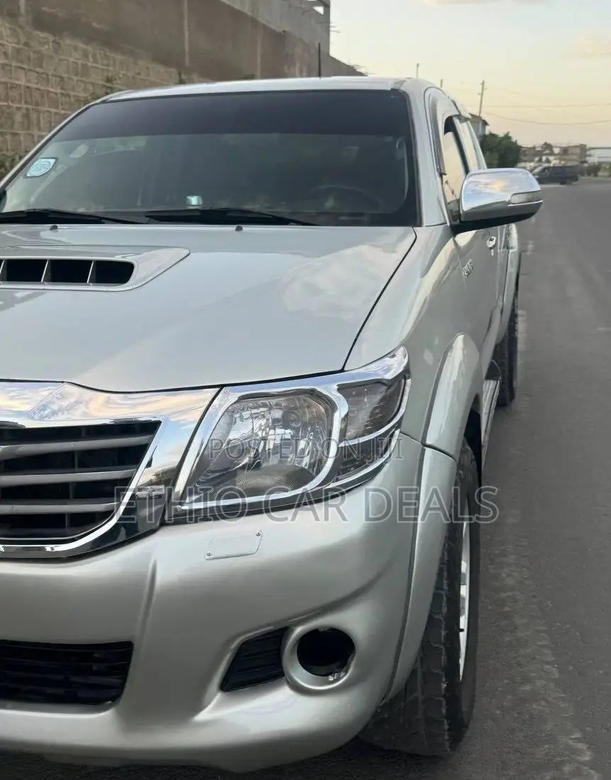 Toyota Hilux 2012 Silver