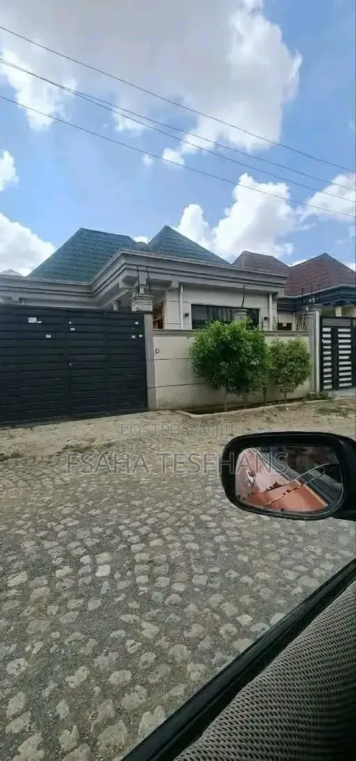 5bdrm Villa in Villa, Bole for rent