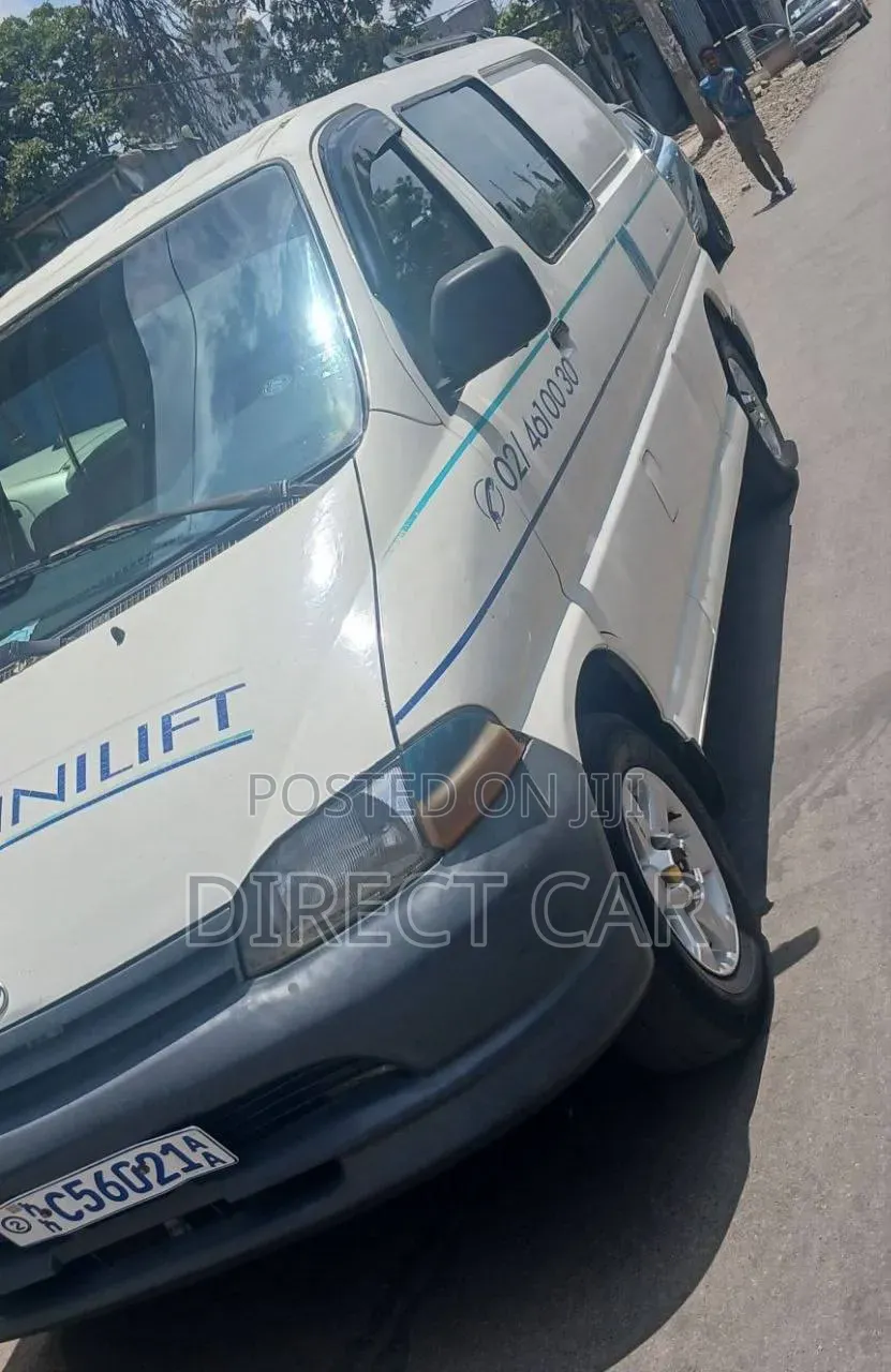 Toyota HiAce 2002 White