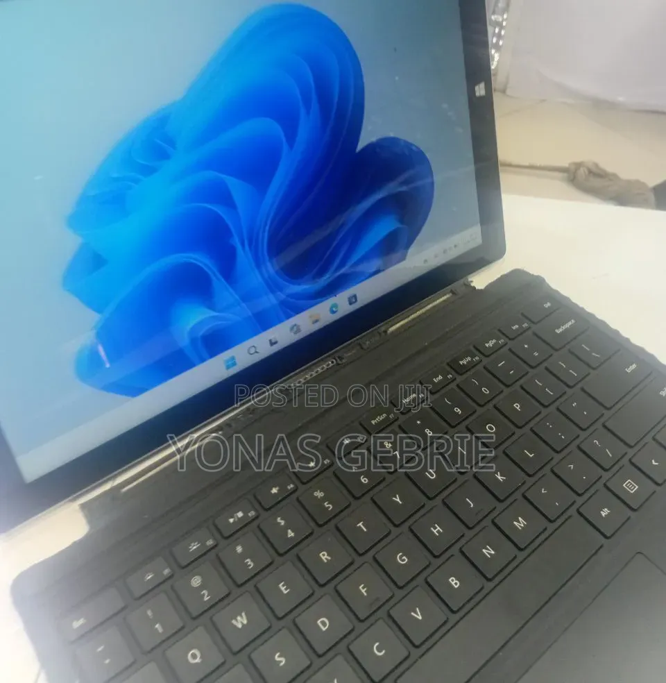 New Laptop Microsoft Surface 8GB Intel Core i7 SSD 256GB